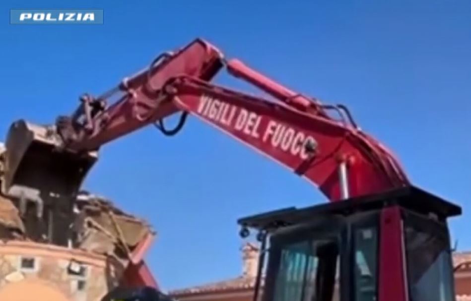 Demolite le ville abusive dei sinti, centrale di spaccio e legami con omicidio di un 14enne