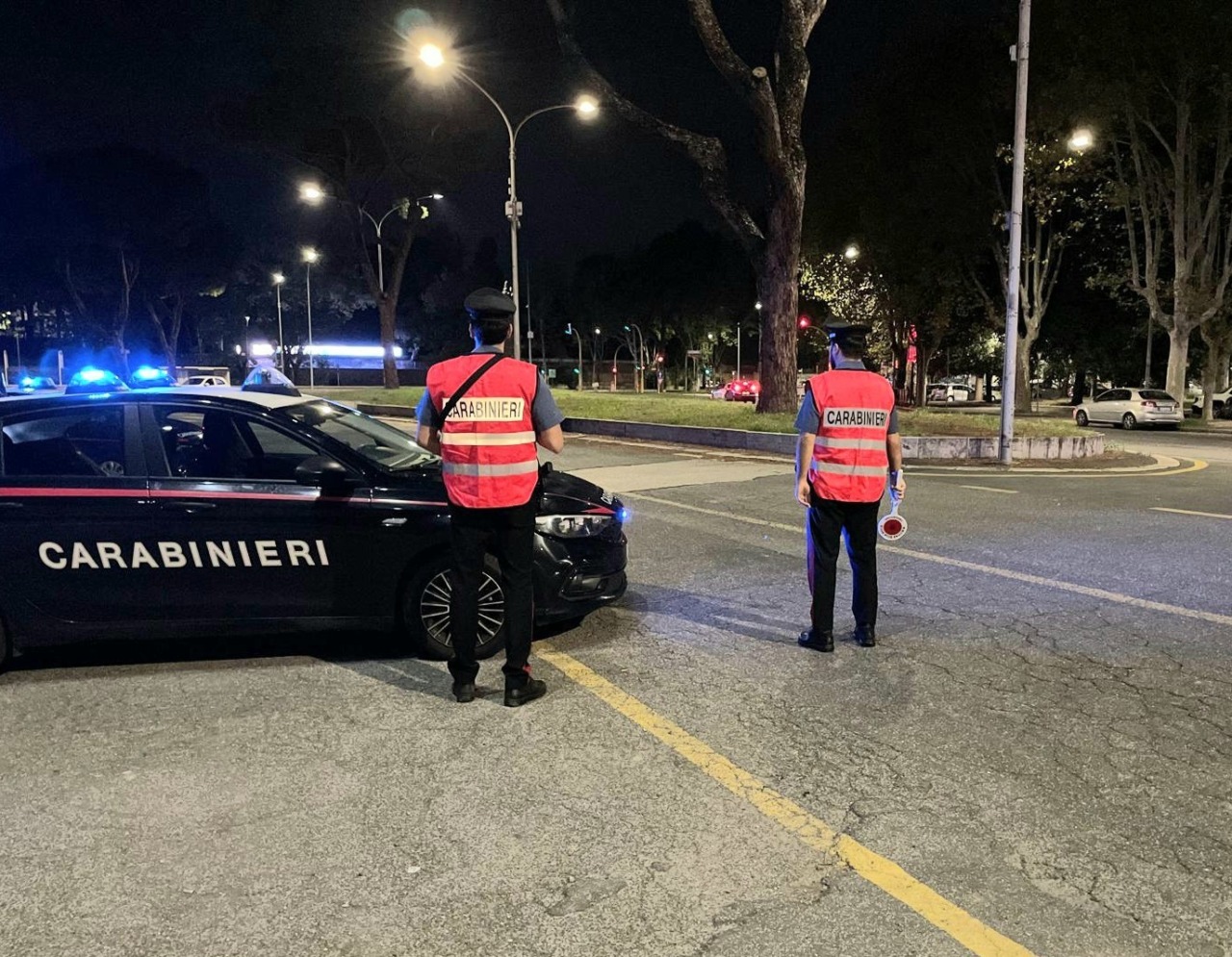 Fugge all’alt dei carabinieri e si schianta, denunciato passeggero