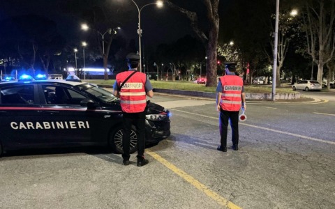 Fugge all’alt dei carabinieri e si schianta, denunciato passeggero