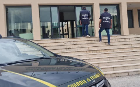 Vendono tabacchi senza autorizzazione, sequestrati oltre 20mila prodotti da fumo