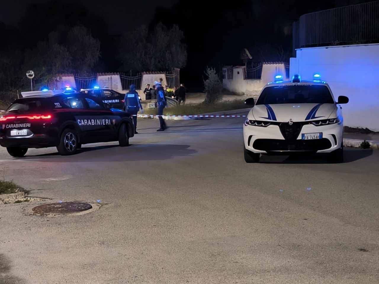 Uomo si barrica in casa, ore di trattative