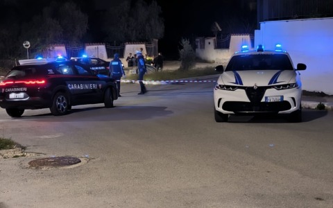 Uomo si barrica in casa, ore di trattative