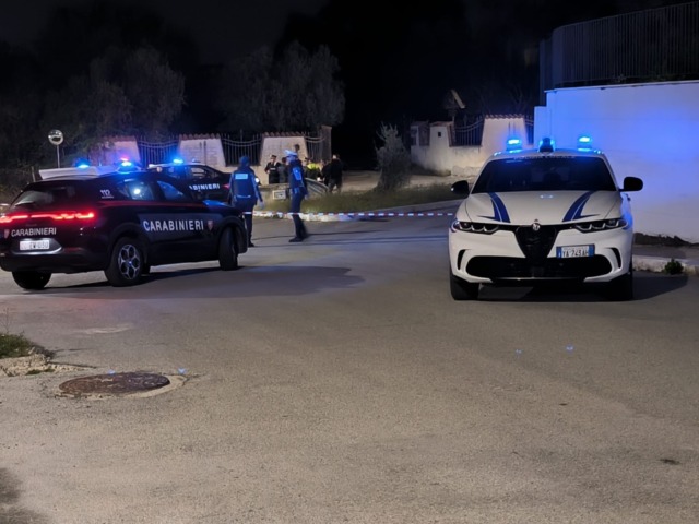 Uomo si barrica in casa, ore di trattative