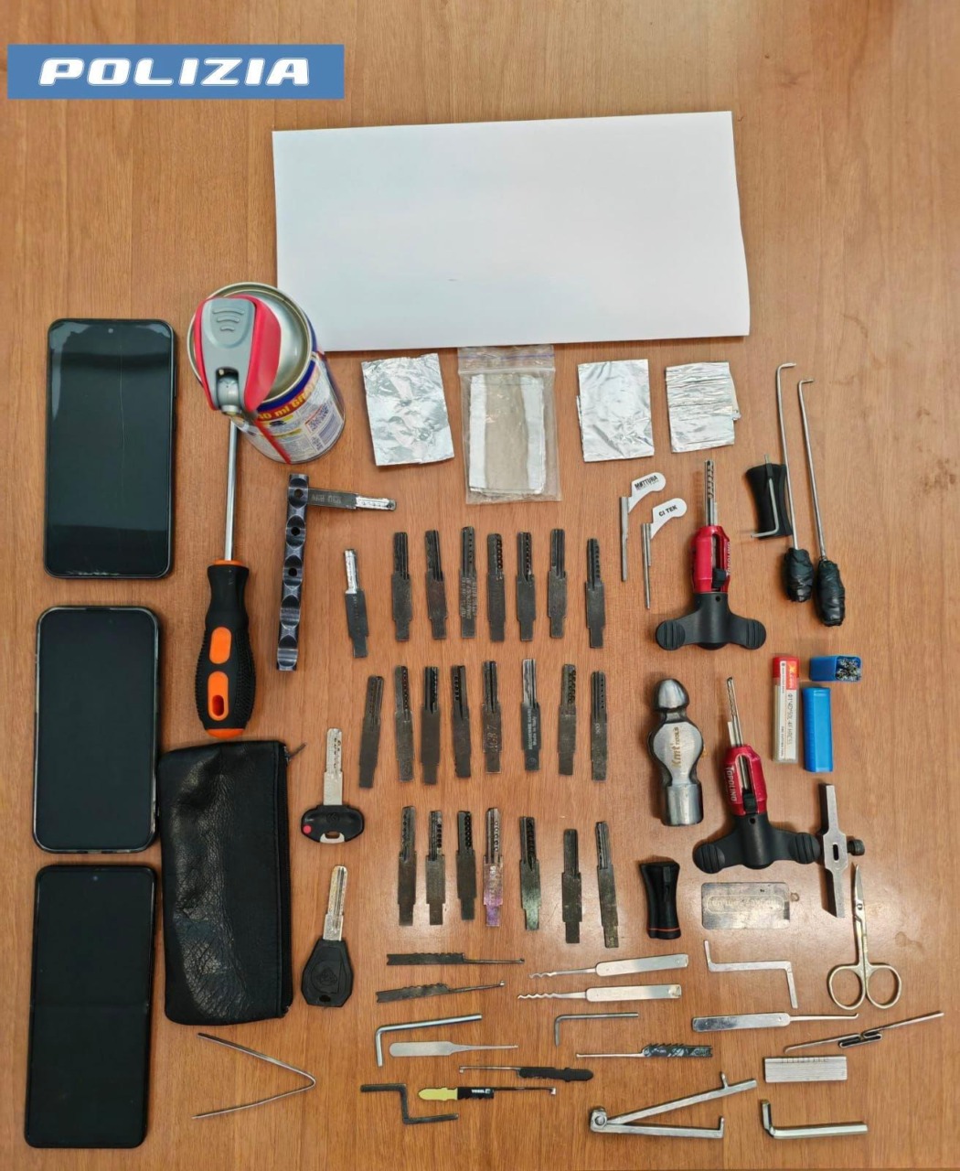 Tentano di rubare in un appartamenti di proprietà di un poliziotto, presi