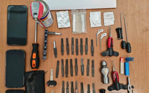 Tentano di rubare in un appartamenti di proprietà di un poliziotto, presi