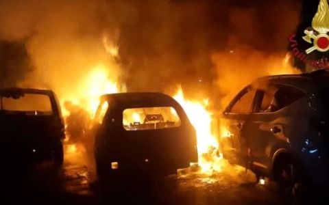 Incendio in una concessionaria, distrutte 7 auto