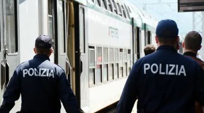 Donna inciampa e cade sui binari, muore investita da un treno