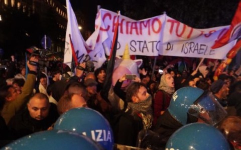 Scontri durante il corteo per la Palestina, le forze dell’ordine usano gli idranti