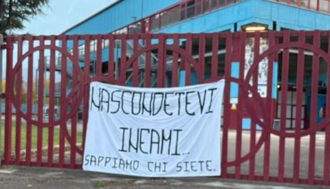 Agguato al bus, indagini sullo striscione al PalaSojourner: la pista porta agli ultrà romani