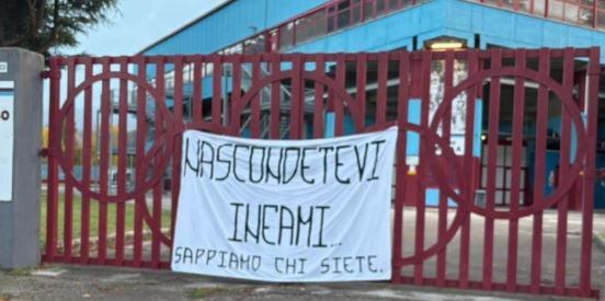 Agguato al bus, indagini sullo striscione al PalaSojourner: la pista porta agli ultrà romani