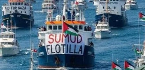Fuochi d’artificio e bandiere palestinesi sul ponte degli Annibaldi, la manifestazione degli studenti