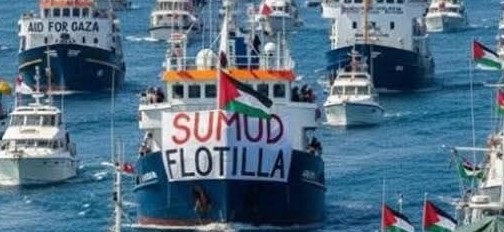 Fuochi d’artificio e bandiere palestinesi sul ponte degli Annibaldi, la manifestazione degli studenti