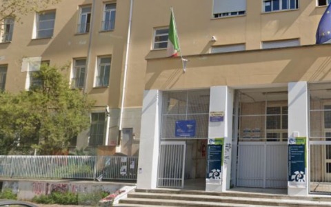 Doppio assalto neofascista al liceo Bramante, il gruppo: “Spacchiamo tutto”
