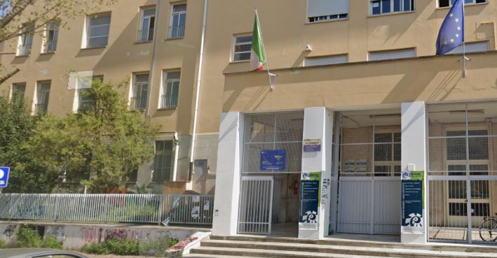 Doppio assalto neofascista al liceo Bramante, il gruppo: “Spacchiamo tutto”