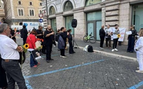 In piazza le famiglie delle vittime di femminicidio, consegnata una proposta in Parlamento