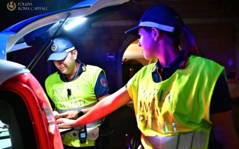 Mercato illegale in via Severini, sequestrati 37 quintali di merce