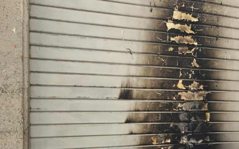 Molotov contro la serranda del ristorante, indagini in corso