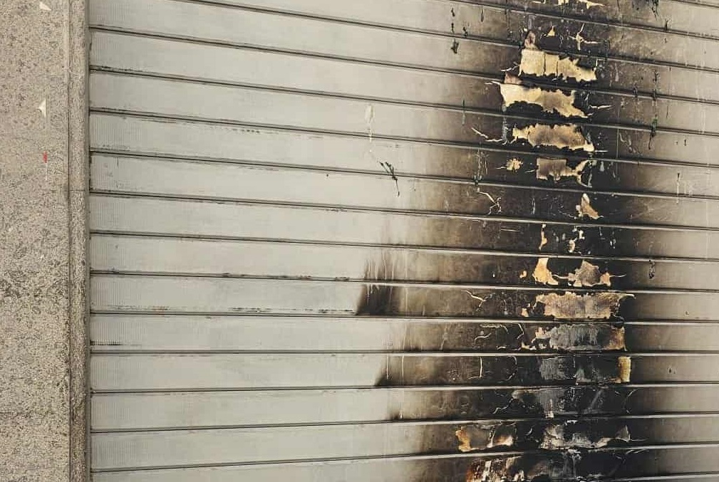 Molotov contro la serranda del ristorante, indagini in corso