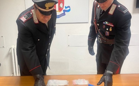 Droga nascosta sotto l’auto con calamite: due arresti in poche ore