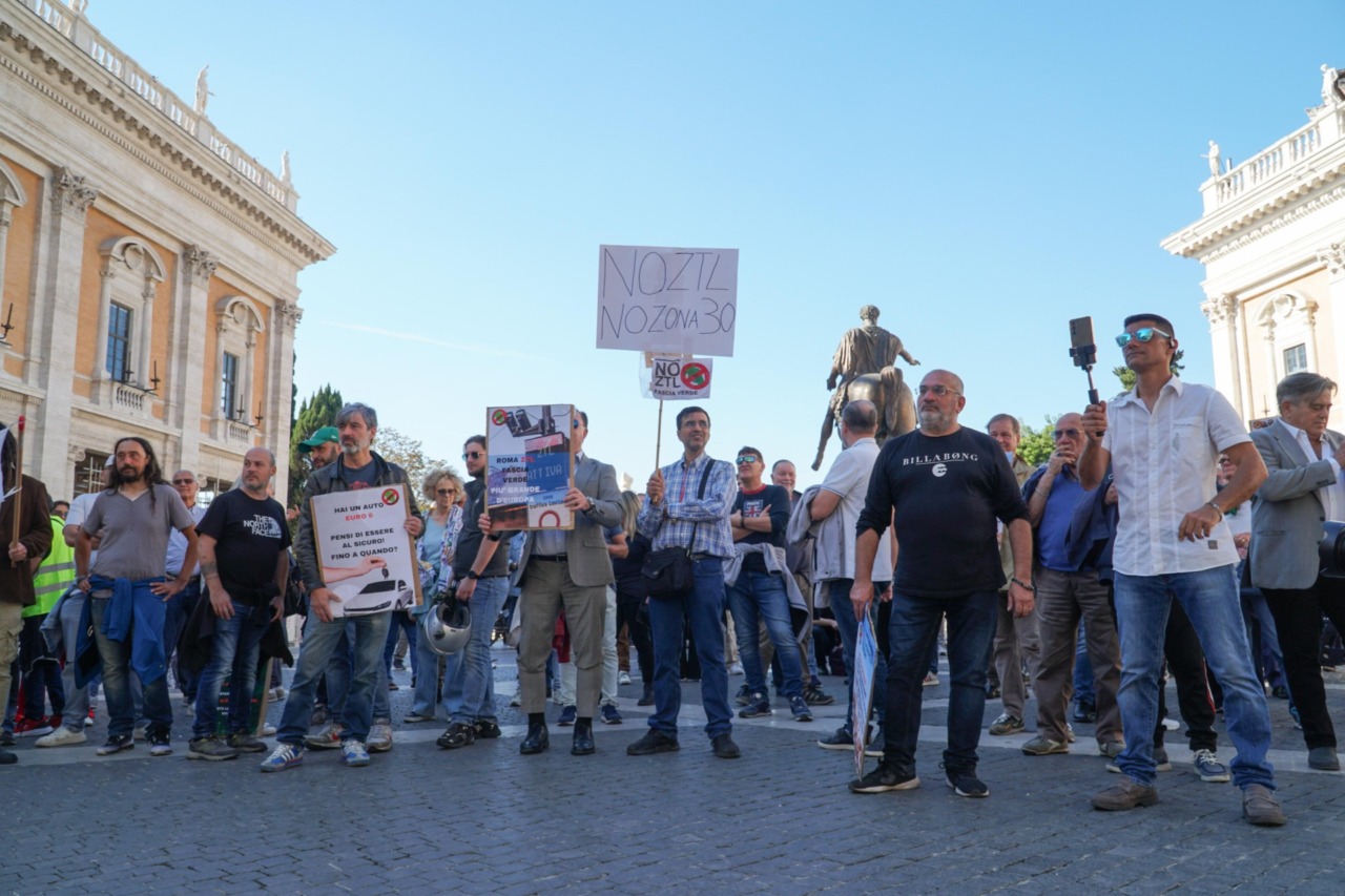 “No Ztl, No Zona 30”, oltre 100 manifestanti in Campidoglio