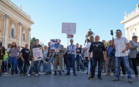 “No Ztl, No Zona 30”, oltre 100 manifestanti in Campidoglio