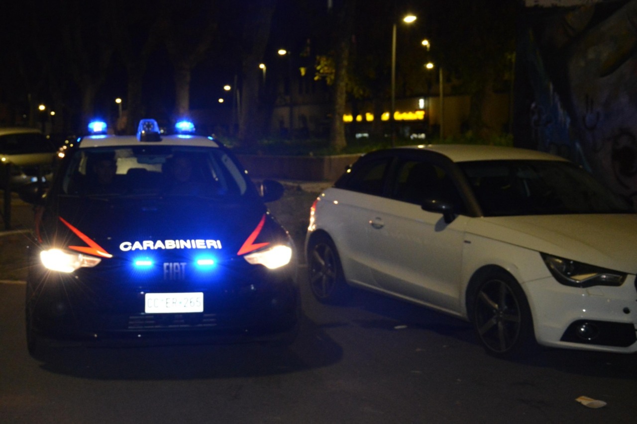 Ubriaca molesta i clienti di un bar e aggredisce i Carabinieri, arrestata