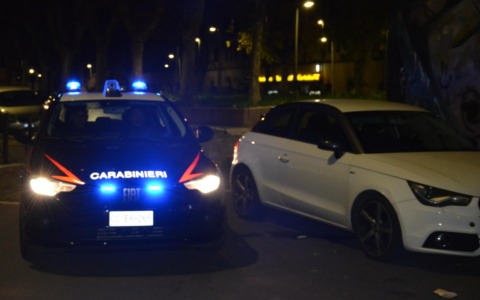 Ubriaca molesta i clienti di un bar e aggredisce i Carabinieri, arrestata