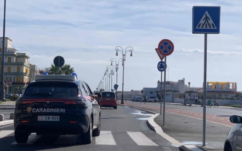 Blitz antidroga in un appartamento ad Ostia, arrestato un 22enne con 27 dosi di cocaina