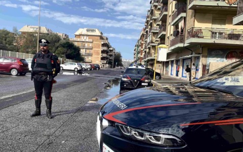 Il palazzo dello spaccio con il sistema di videosorveglianza, tre arresti e cinque denunce