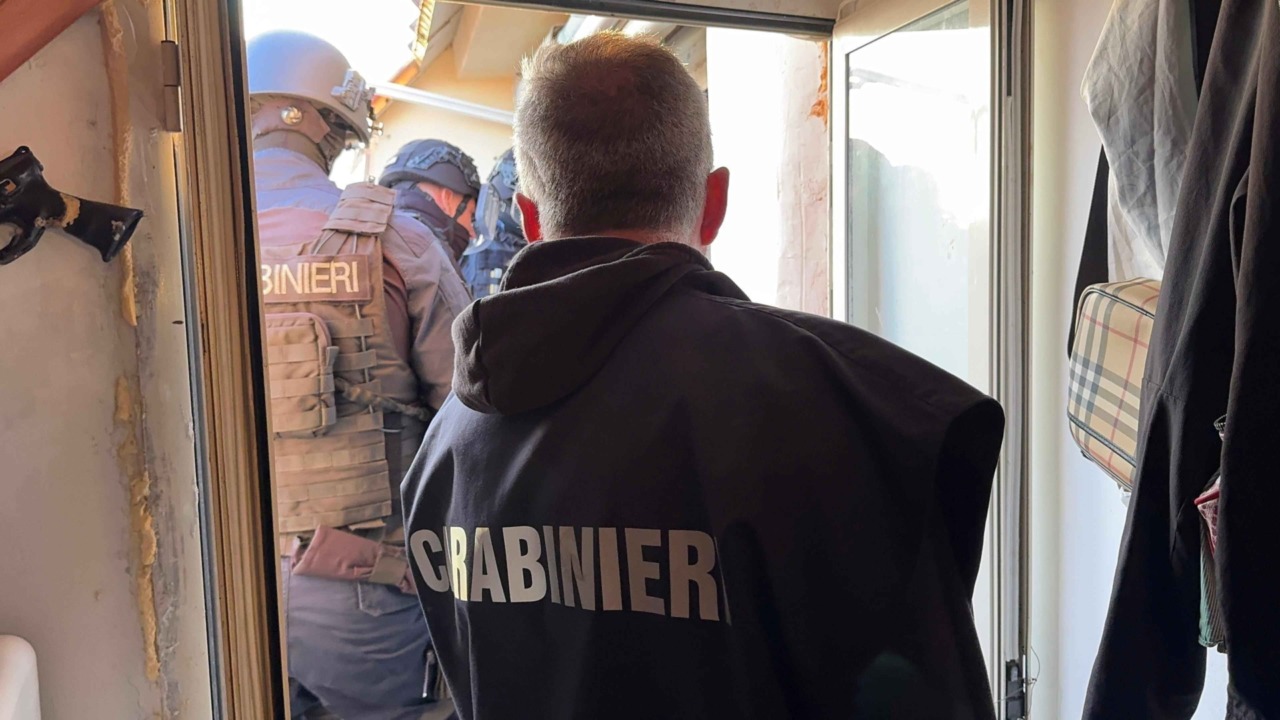 Droga nei “fortini”, sequestrati 100.000 euro in contanti Ostia, tre arresti e sei denunce