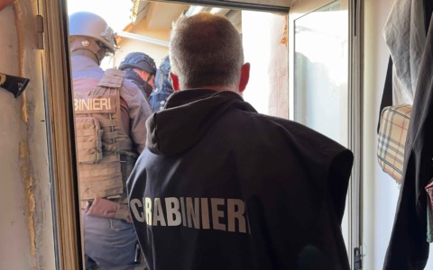 Droga nei “fortini”, sequestrati 100.000 euro in contanti Ostia, tre arresti e sei denunce