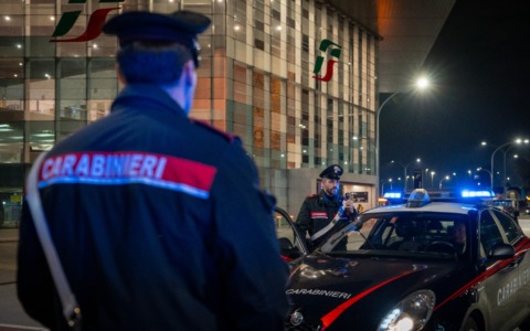 Carabinieri intervengono in tempo e sventano una rapina all’autostazione