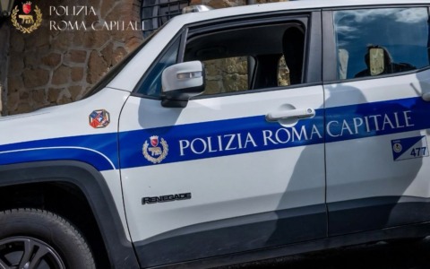 Lancia bottiglie di vetro in viale Togliatti e disturba i passanti