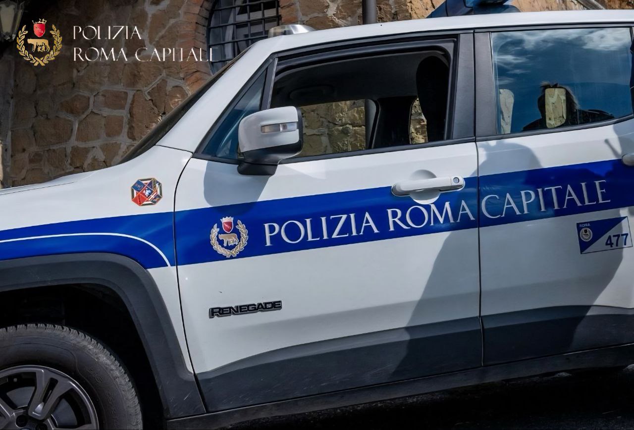Lancia bottiglie di vetro in viale Togliatti e disturba i passanti
