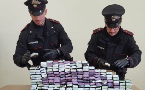 Maxi operazione antidroga, 15 arresti e sequestri per oltre 25 kg di stupefacenti