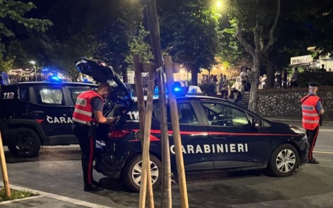 Adescato e rapinato con la scusa della droga, arrestate due coppie