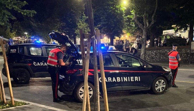 Adescato e rapinato con la scusa della droga, arrestate due coppie