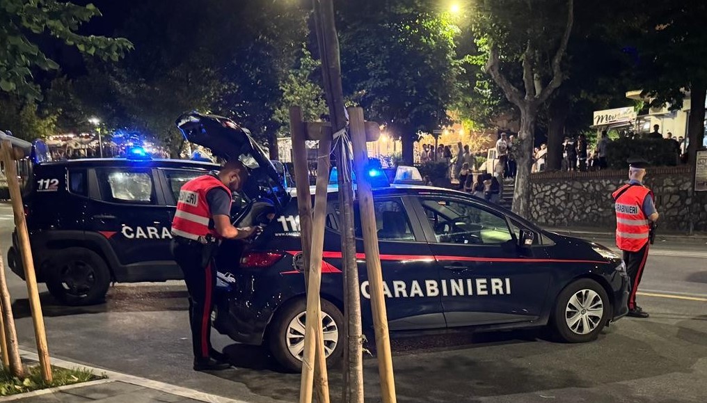 Adescato e rapinato con la scusa della droga, arrestate due coppie
