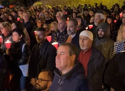 L’agguato al pullman, la fiaccolata in ricordo di Raffale Marianella. Il Vescovo: “Mai più violenza”