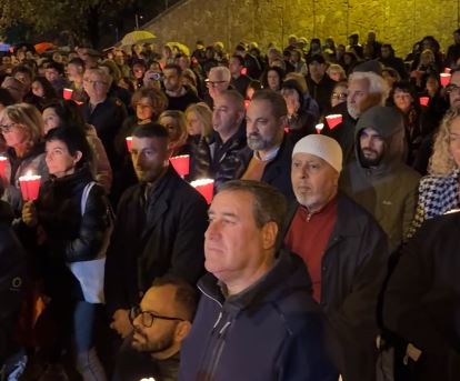 L’agguato al pullman, la fiaccolata in ricordo di Raffale Marianella. Il Vescovo: “Mai più violenza”