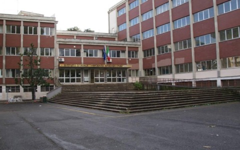 Blitz vandalico all’Istituto Ruiz dopo i saluti fascisti