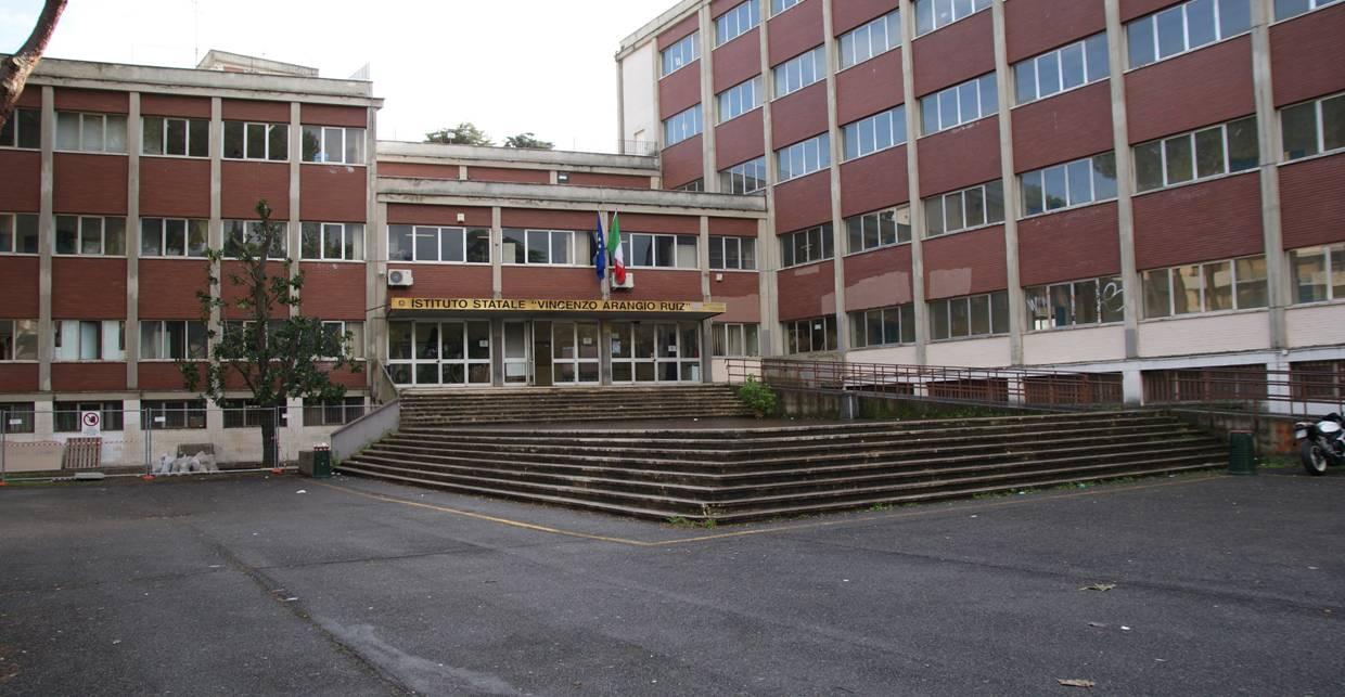 Blitz vandalico all’Istituto Ruiz dopo i saluti fascisti