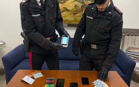 Fermato nella metro mentre tenta pagamenti con carte di credito rubate