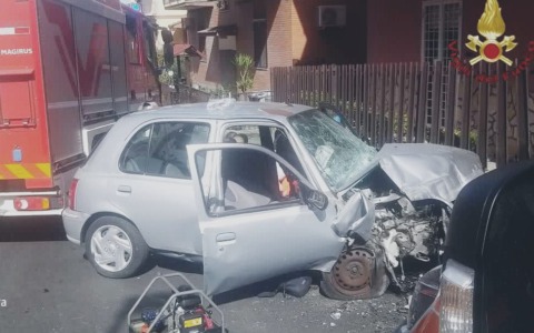 Si schianta con l’auto contro un muro, muore anziano di 83 anni.