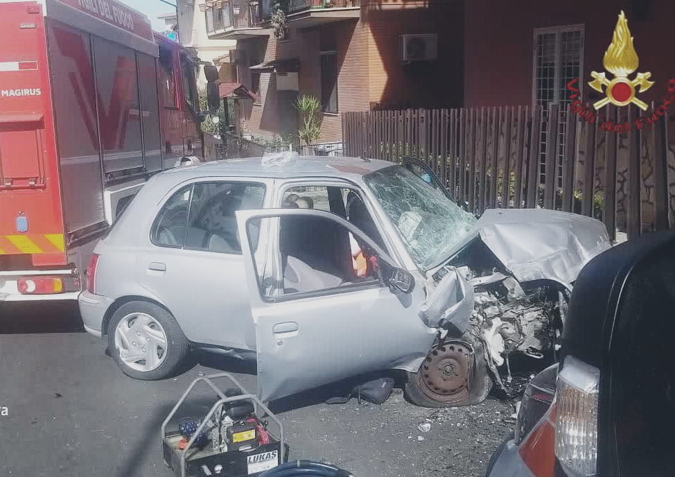 Si schianta con l’auto contro un muro, muore anziano di 83 anni.