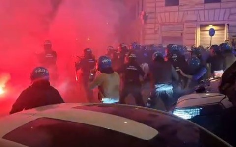 Migliaia di persone alla manifestazione nazionale pro Palestina, poi gli scontri con le forze dell’ordine