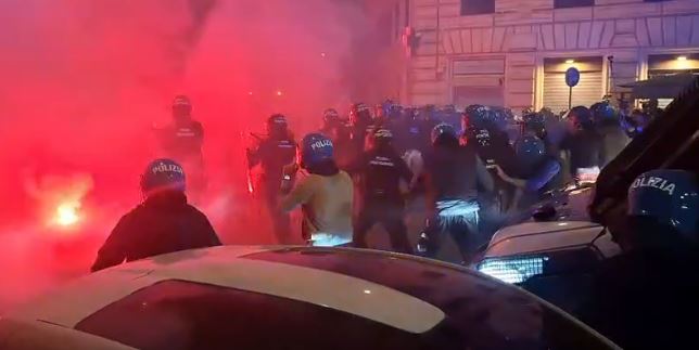 Migliaia di persone alla manifestazione nazionale pro Palestina, poi gli scontri con le forze dell’ordine