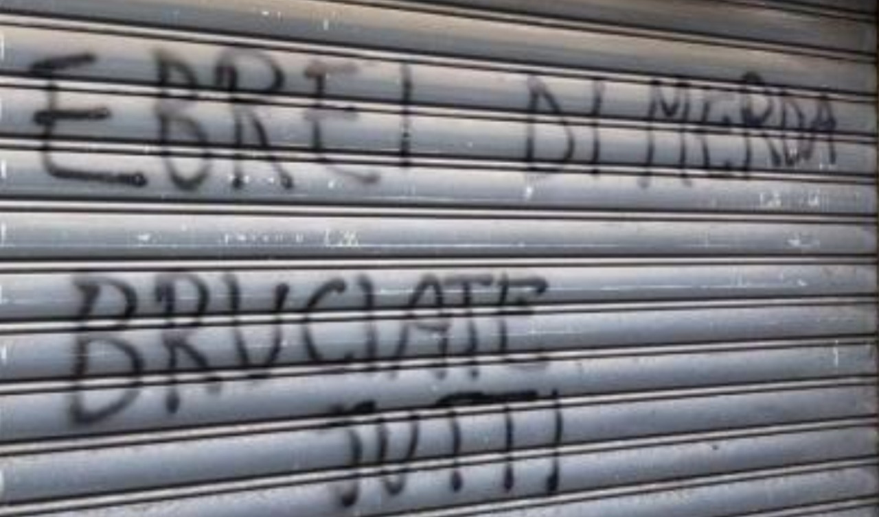 Scritta antisemita sulla serranda del forno Kosher