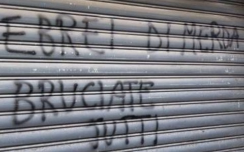 Scritta antisemita sulla serranda del forno Kosher