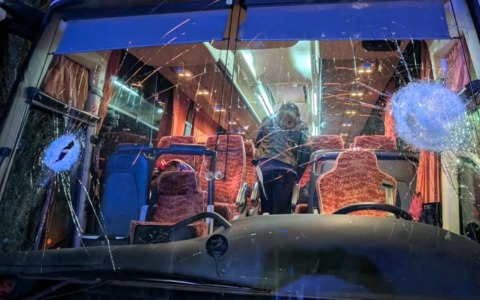 Assalto a bus, si stringe il cerchio: “In una chat elementi su spedizione punitiva”
